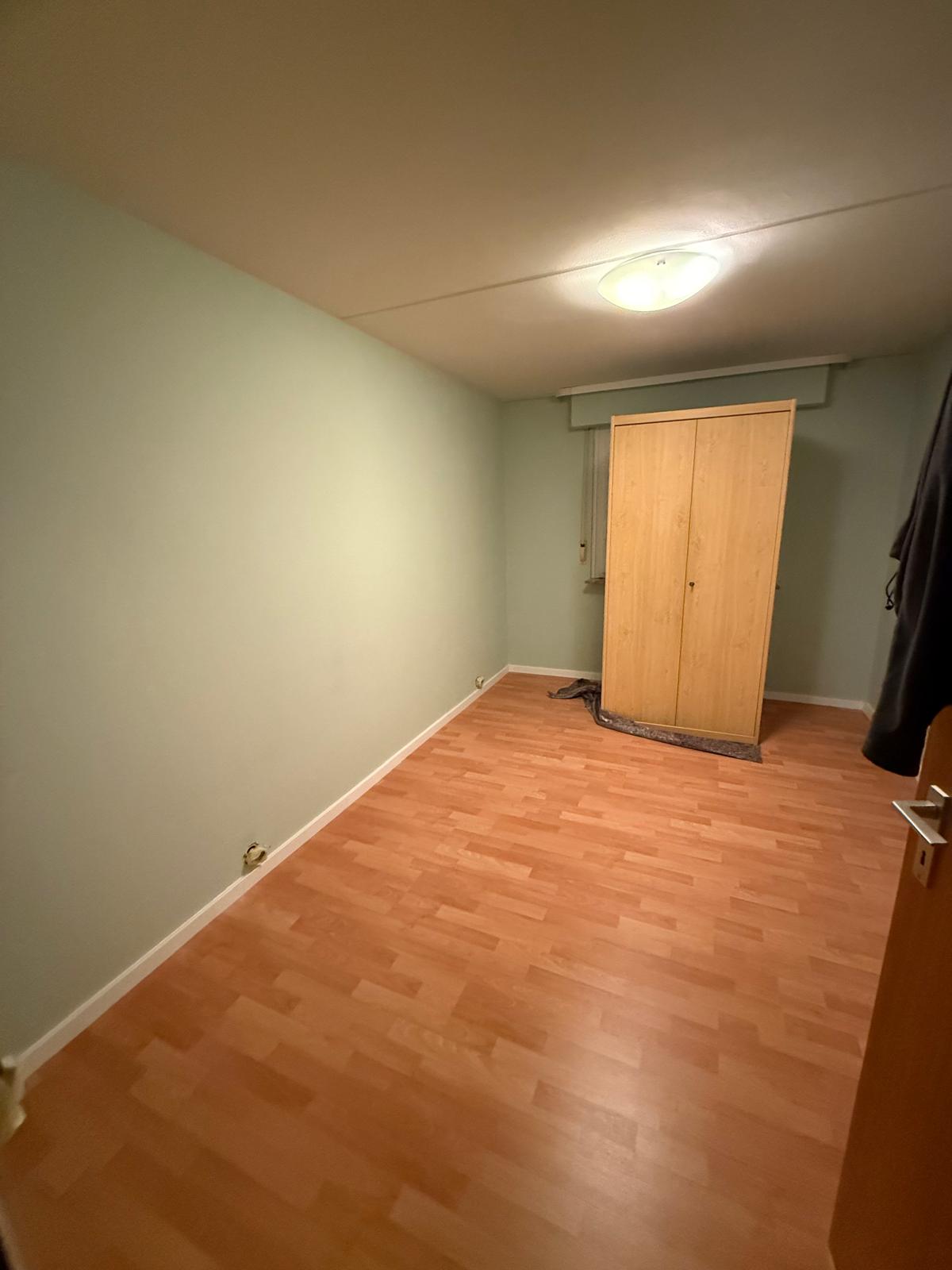 Zimmer mit neuem Laminatboden und Schrank