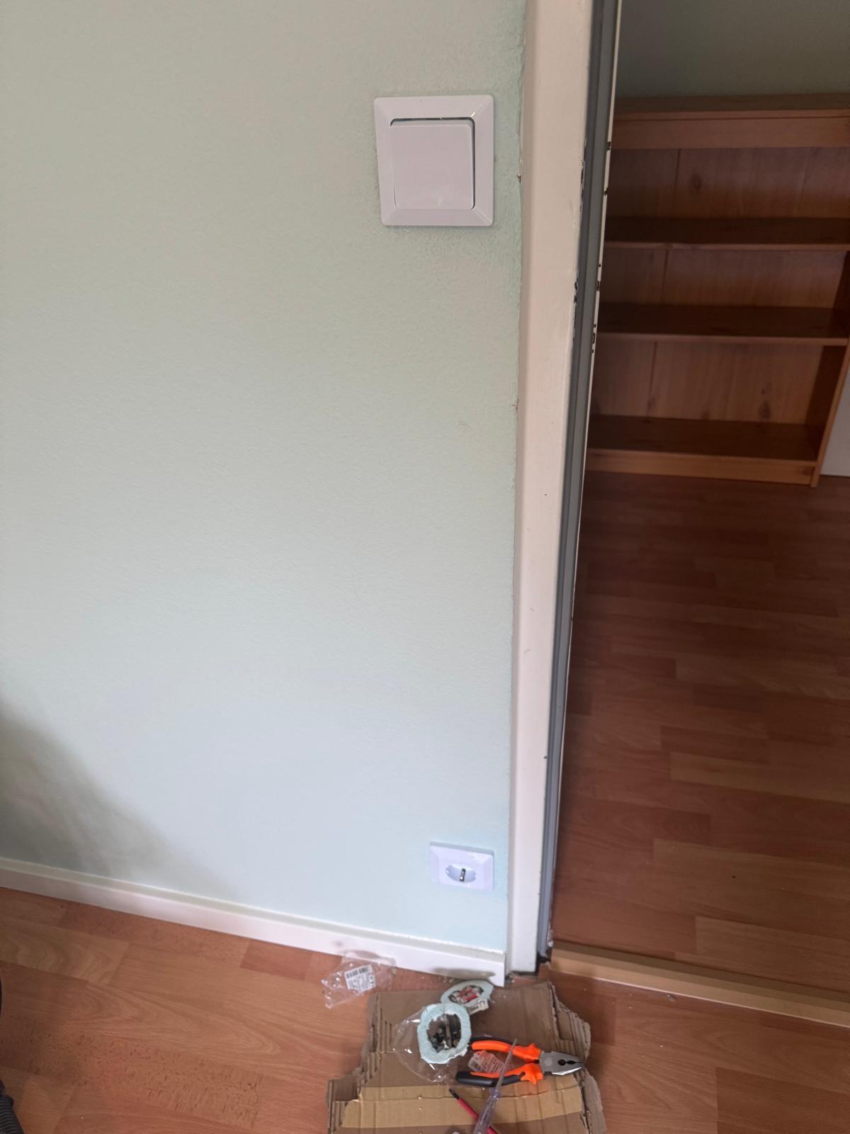 Fertig installierter Schalter und Steckdose