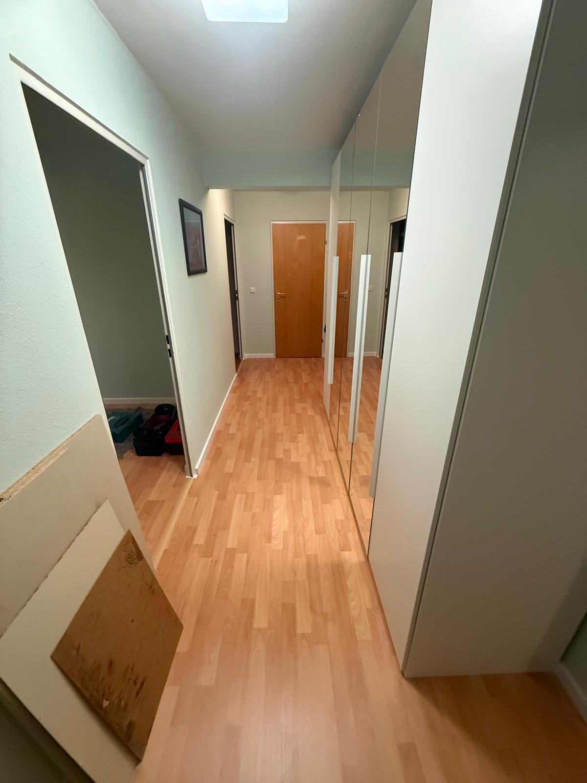 Fertig verlegter Flur mit Laminat