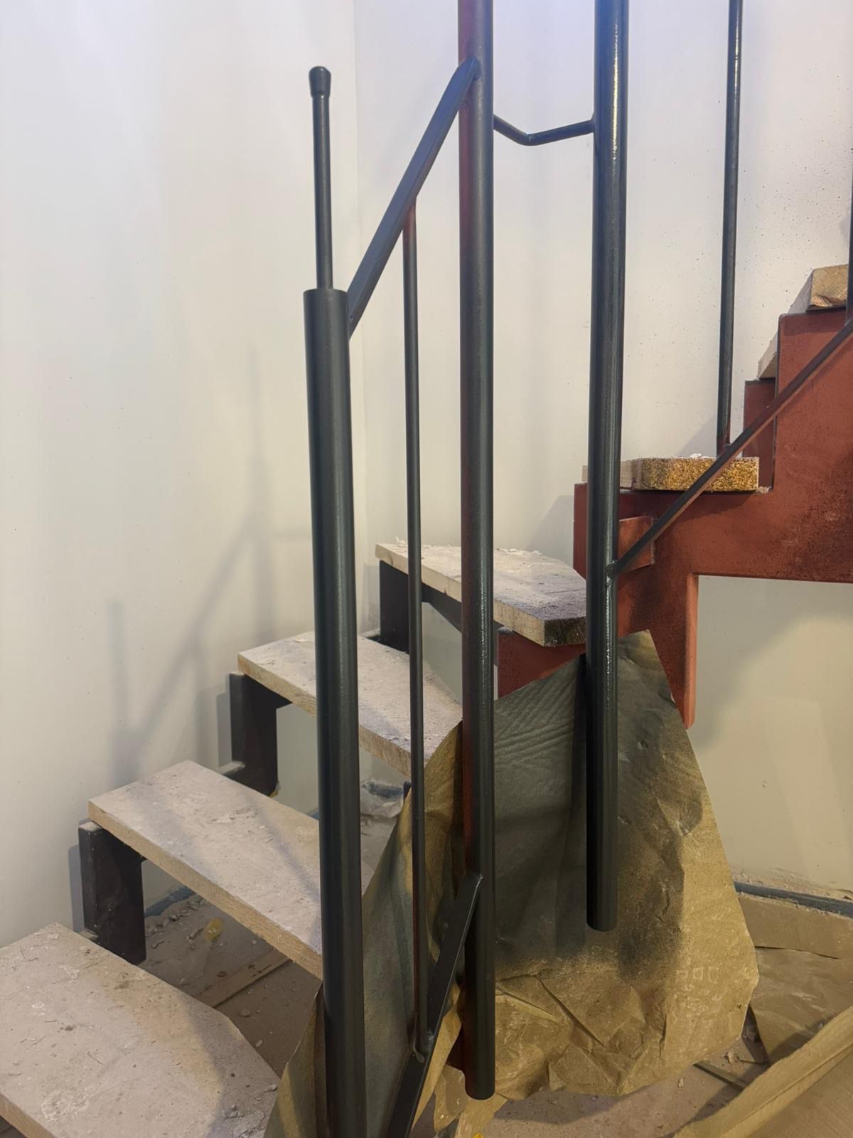 Metalltreppe mit Geländer Montage