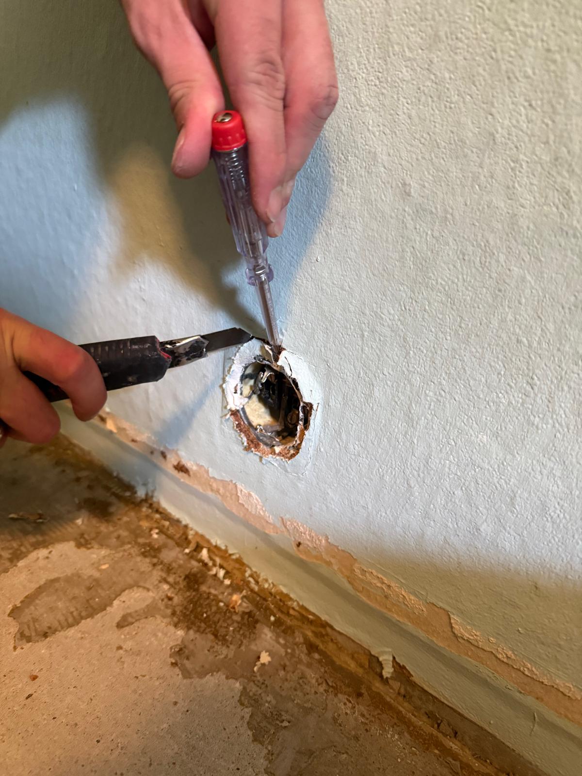 Steckdose installieren an Wand